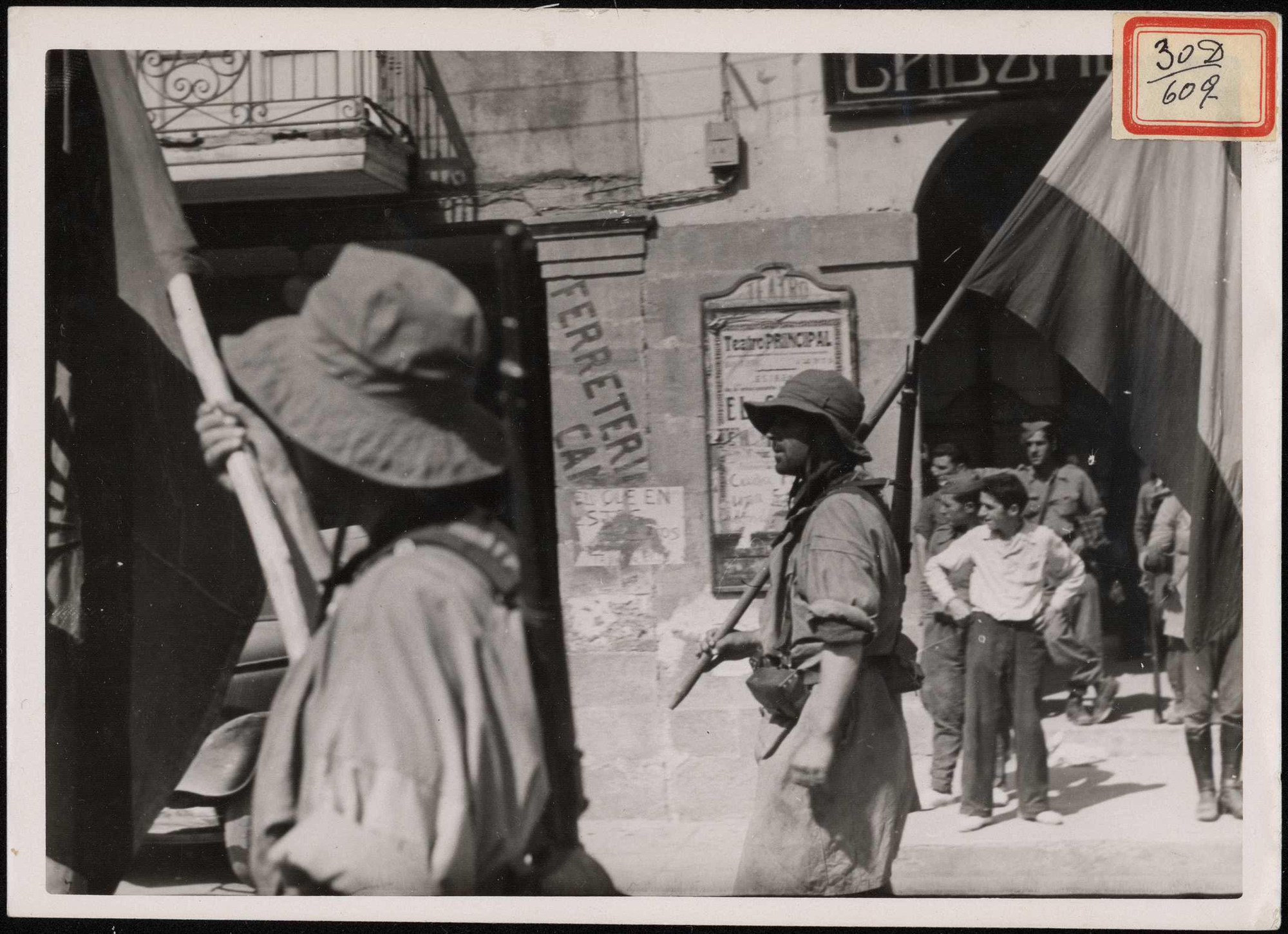 "Desfile de las tropas en Torrelavega". 24 de agosto de 1937.