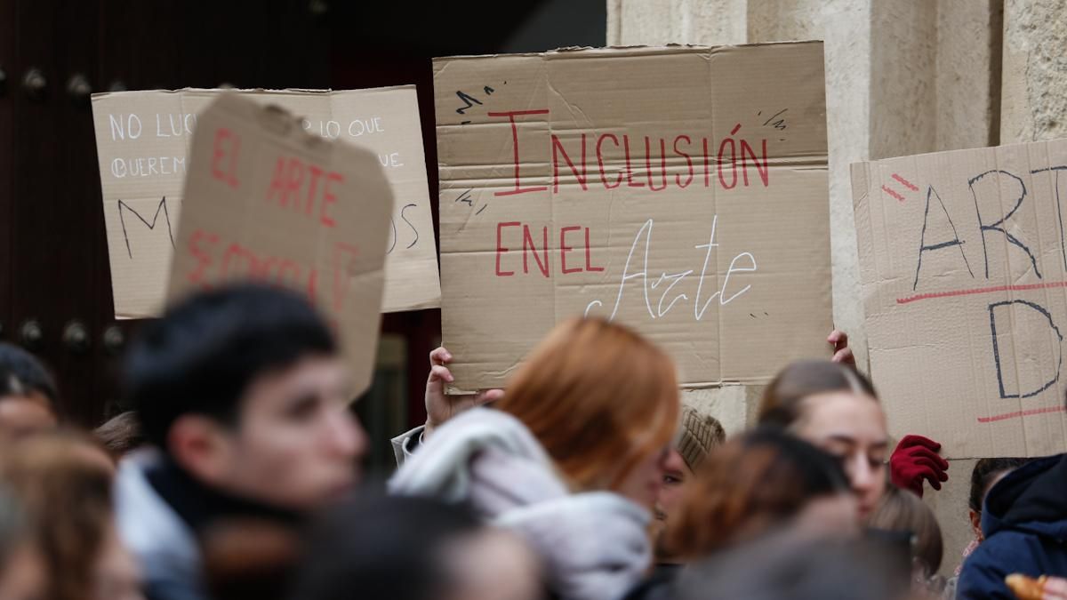Estudiantes de la ESAD se manifiestan por la falta de calefacción