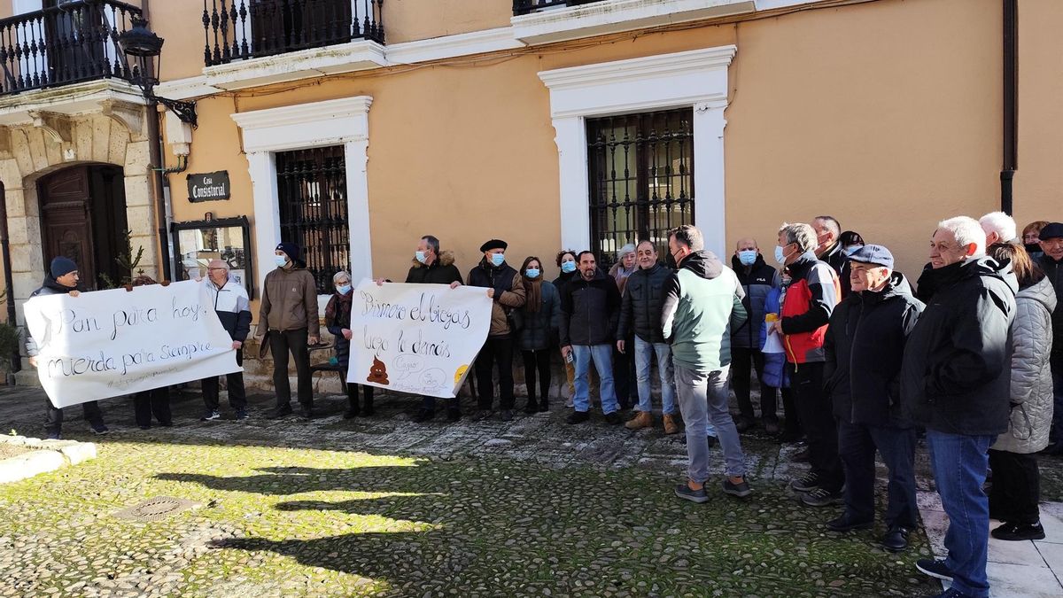 Miembros de la plataforma 'Stop Biogás' en su protesta en Paredes de Nava.