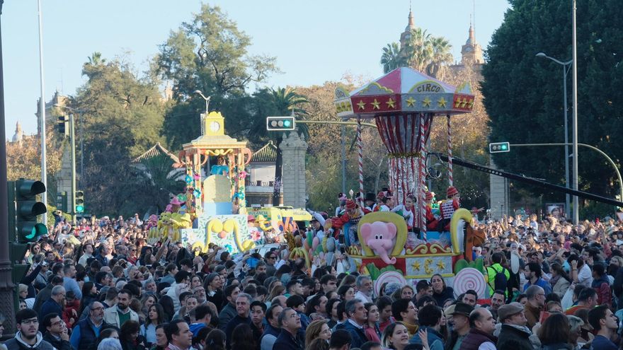 Las carrozas en los primeros momentos de su desfile por Sevilla