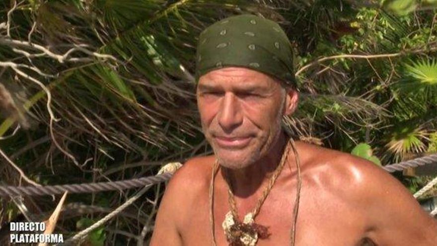 Carlos Lozano desanimado en el palafito