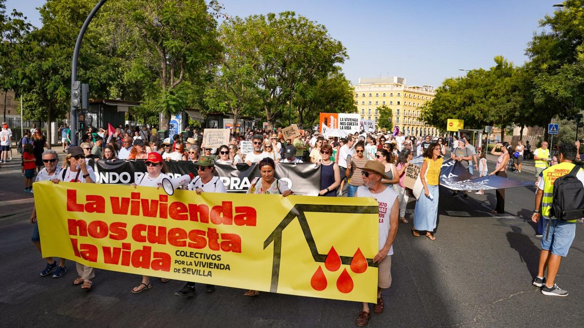 "Nos cuesta la vida": miles de personas desafían al calor en Sevilla para denunciar que es "imposible" acceder a una vivienda
