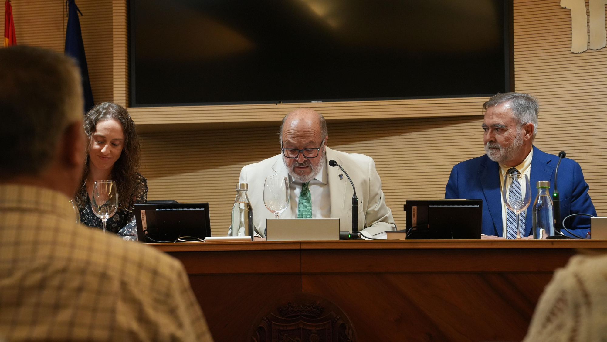 José Calvo Poyato presenta su novela ‘El Imperio en la Tormenta’ en el Colegio de la Abogacía de Córdoba, junto al decano Carlos Arias