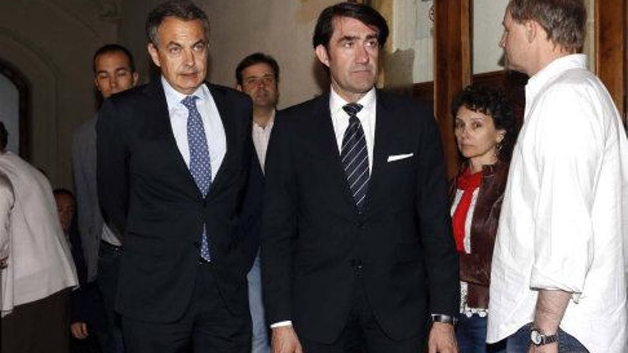 Carlos S. Campillo / Ical.  El ex presidente del Gobierno, José Luis Rodríguez Zapatero, asiste a la capilla ardiente de la presidenta del PP y de la Diputación de León, Isabel Carrasco junto al subdelegado del Gobierno en León, Juan Carlos Suárez Quiñones.