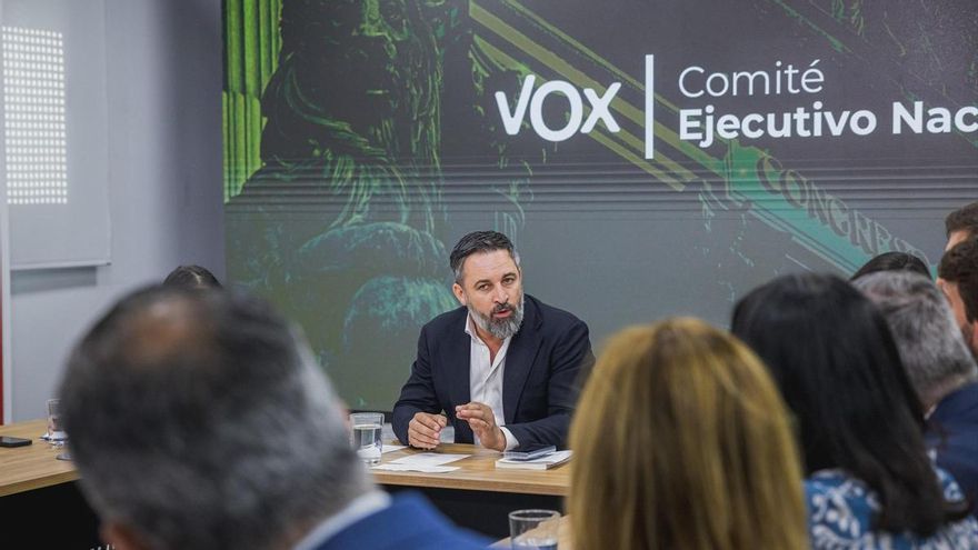 Dos consejeros autonómicos desafían a Abascal y permanecen en los gobiernos de Extremadura y Castilla y León a las órdenes del PP