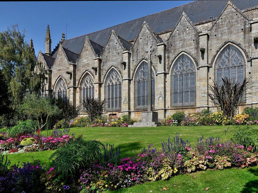 Vitrales góticos en la Iglesia de Saint Leonard, una de las dos parroquias medievales de Fougeres.