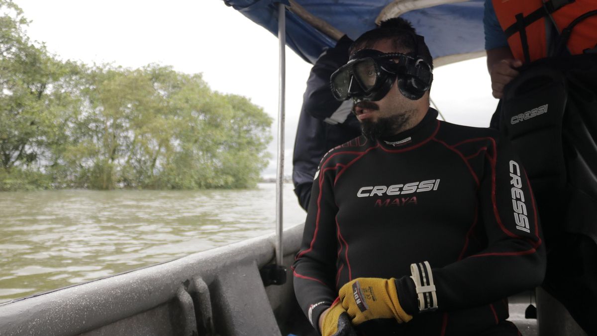 El buzo forense Pedro Albarracín se prepara para buscar en las aguas que rodean el estuario de San Antonio