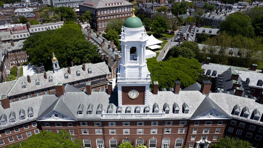 La Administración Trump acusa a Harvard de permitir el "acoso generalizado a estudiantes judíos" y amenaza con cortar más fondos