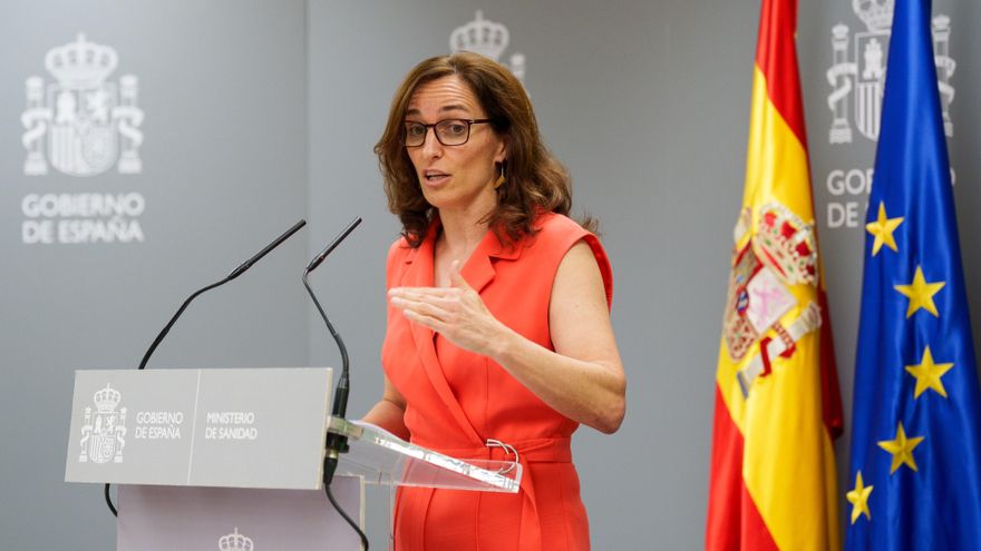 Archivo - La ministra de sanidad, Mónica García, ofrece declaraciones durante una rueda de prensa en el Ministerio de Sanidad, a 30 de julio de 2025, en Madrid (España).