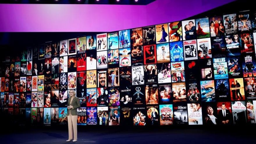 Fotografía cedida por WarnerMedia que muestra a Ann Sarnoff, presidenta y directora ejecutiva de Warner Brothers, durante la Presentación del Día del Inversionista Max WarnerMedia de HBO en Warner Bros. Studios, el 29 de octubre de 2019, en Burbank, California (EE.UU.).