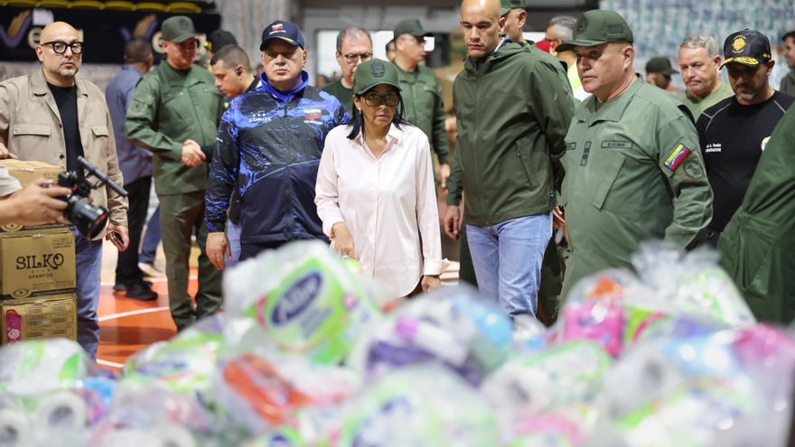 Fotografía difundida por el Palacio de Miraflores de la presidenta encargada de Venezuela, Delcy Rodríguez, este domingo, revisando ayudas para los damnificados tras el doble terremoto de magnitud 7,2 y 7,5, en Caracas (Venezuela). EFE/ Palacio de Miraflores /SOLO USO EDITORIAL/ SOLO DISPONIBLE PARA ILUSTRAR LA NOTICIA QUE ACOMPAÑA (CRÉDITO OBLIGATORIO)