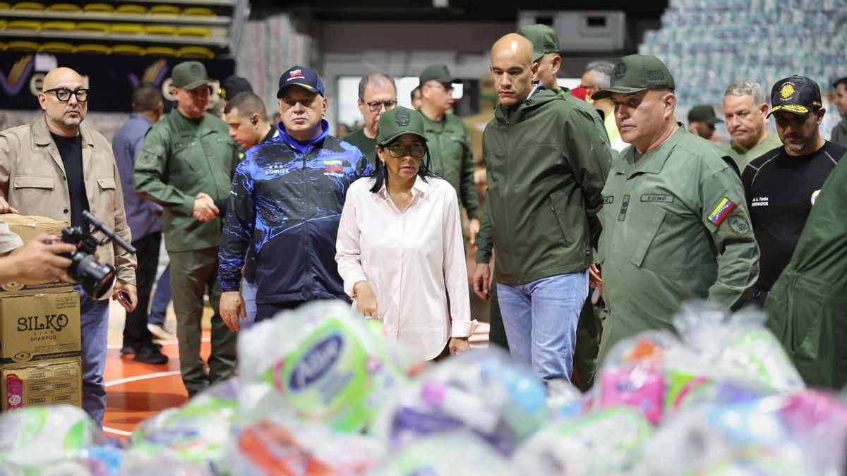 Fotografía difundida por el Palacio de Miraflores de la presidenta encargada de Venezuela, Delcy Rodríguez, este domingo, revisando ayudas para los damnificados tras el doble terremoto de magnitud 7,2 y 7,5, en Caracas (Venezuela). EFE/ Palacio de Miraflores /SOLO USO EDITORIAL/ SOLO DISPONIBLE PARA ILUSTRAR LA NOTICIA QUE ACOMPAÑA (CRÉDITO OBLIGATORIO)
