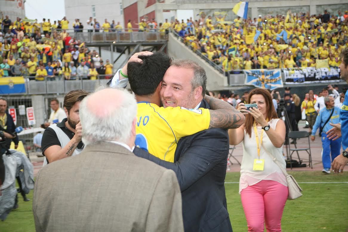 Miguel Ángel Ramírez se avraza con Araujo. (ALEJANDRO RAMOS)