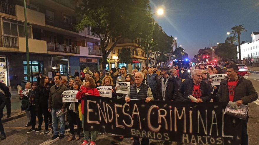 "Miedo" a unas navidades sin luz: vecinos de barrios obreros de Sevilla reclaman de nuevo por los continuos cortes