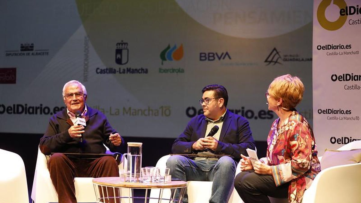 Daniel Romero socio de Toledo de elDiario.es y José Iván Suárez, periodista de Elche de la Sierra (Albacete) y colaborador de elDiario.es Castilla-La Mancha durante la entrevista sobre las tablas del Teatro de Rojas de Toledo con Inma Sánchez Morate