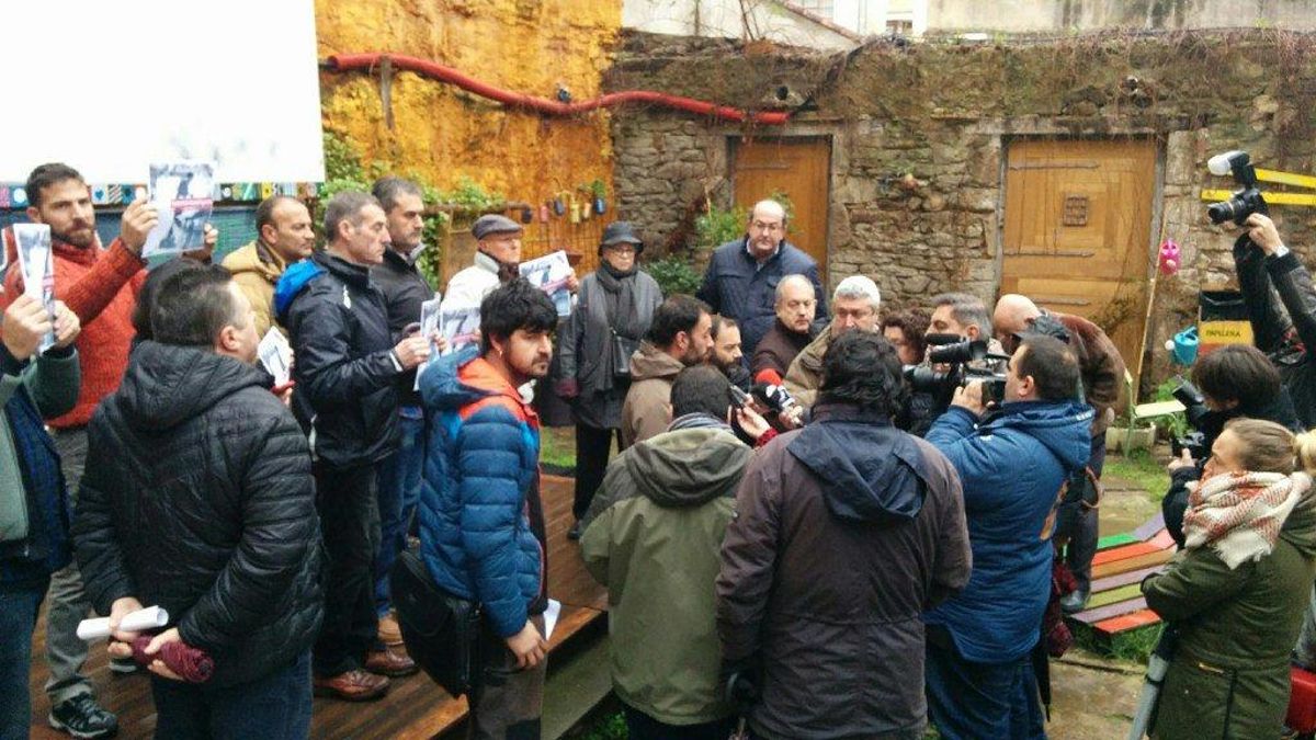 El edil ha dado a conocer la sentencia este martes arropado por un grupo de simpatizantes.
