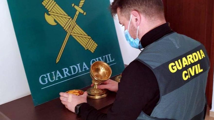 Rdo. Nota De Prensa Guardia Civil (Detenidos Por Robo En La Iglesia De Hinojedo, Otra Detenida Por Uso Fraudulento De Tarjeta Bancaria)