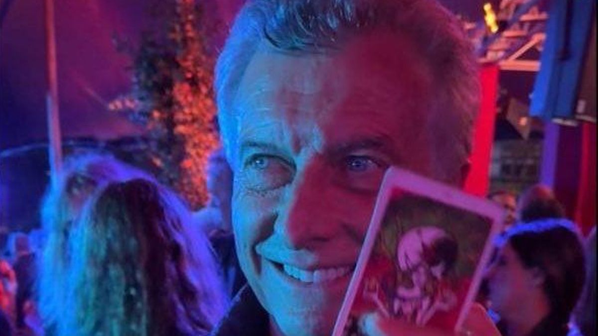 Mauricio Macri sostiene la carta de tarot de El Diablo