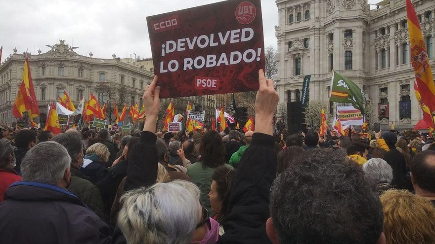 Uno de los carteles en la protesta de Vox en Madrid