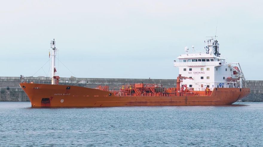 El barco con agua potable inicia su ruta entre Santurtzi y Bermeo entre críticas ecologistas por su coste de 1,8 millones