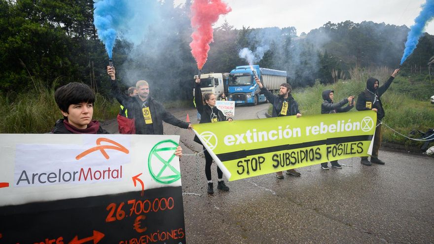 Los activistas climáticos que protestaron en la planta de ArcelorMittal en Asturias son denunciados por coacciones