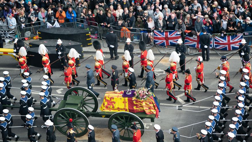 El féretro de la Reina Isabel II, al salir de la Abadía de Westminster tras su funeral de Estado.