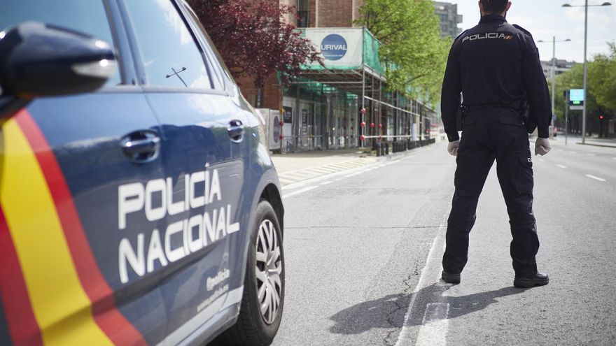 Un agente de la Policía Nacional