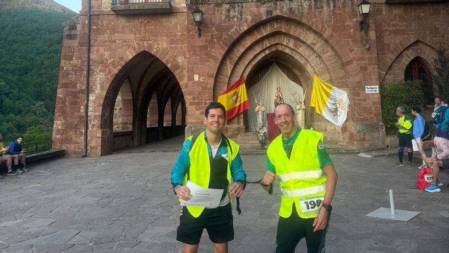 Reto conseguido en Valvanera: David y José completan la marcha nocturna para demostrar que la sordoceguera no tiene límites
