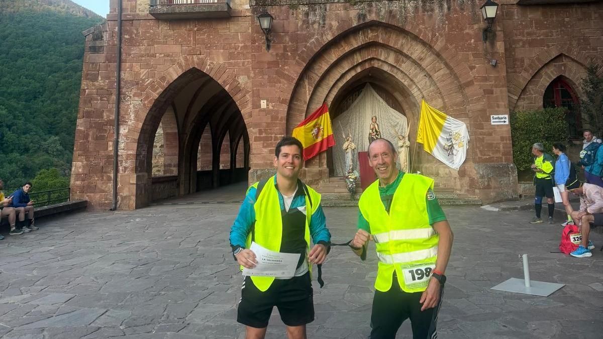 Reto conseguido en Valvanera: David y José completan la marcha nocturna para demostrar que la sordoceguera no tiene límites