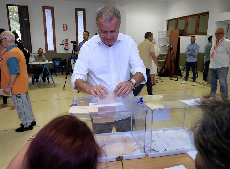 El candidato del PSOE al Congreso por Las Palmas Sebastián Franquis, deposita su voto en un colegio electoral de Las Palmas de Gran Canaria. EFE