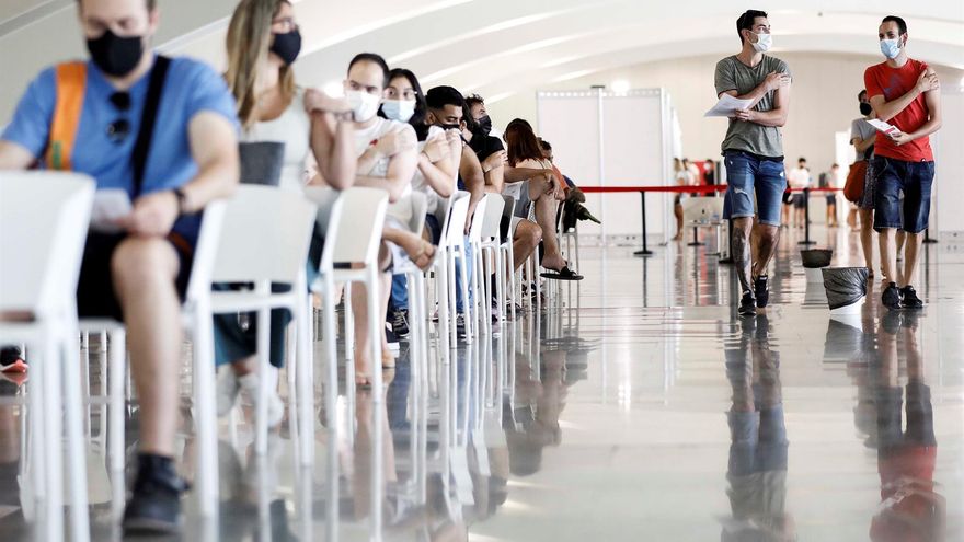 En la imagen numerosas personas esperan por si tuvieran alguna reacción tras recivbri su dosis de vacuna este pasado miércoles en la Ciudad de las Artes y las Ciencias de Valencia.