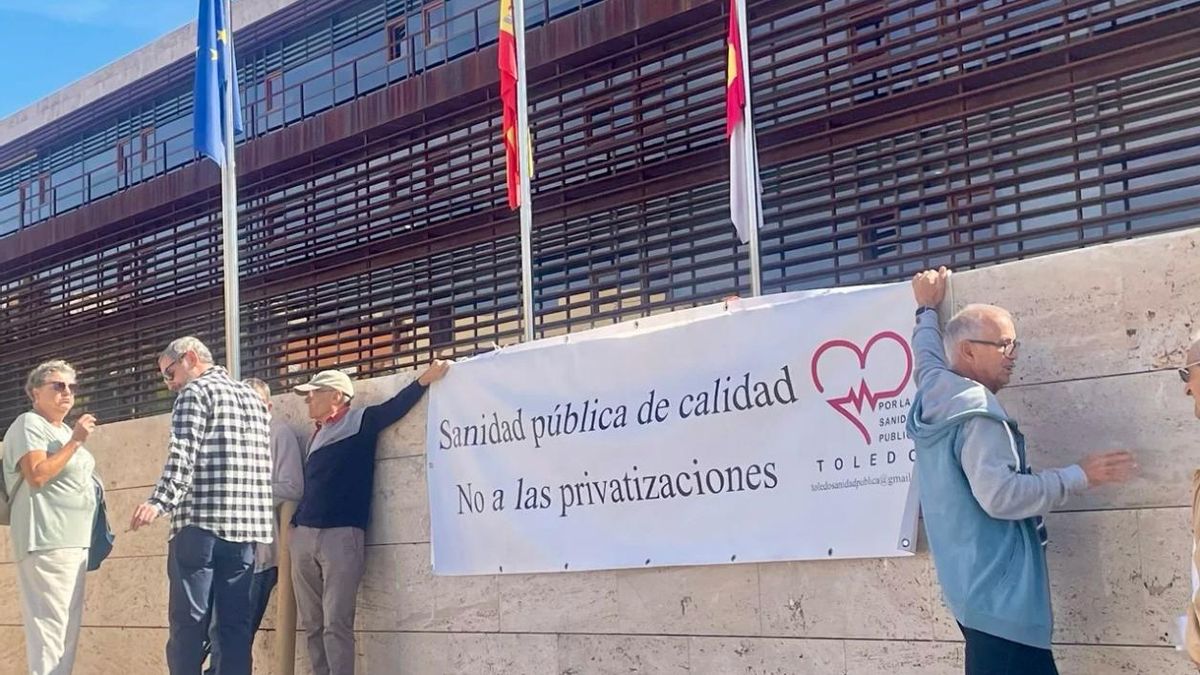 Toledo por la Sanidad Pública entregando las firmas en la Consejería de Sanidad