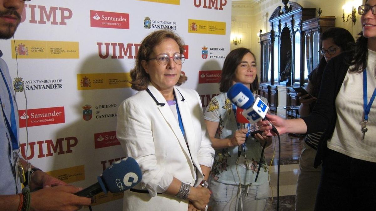 Elsa González (FAPE) reivindica que "cuanta menos mano metan" los políticos en el periodismo, "mejor"