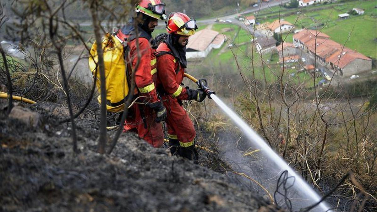 Un equipo de extinción de incendios actuando en los Valles Pasiegos. |