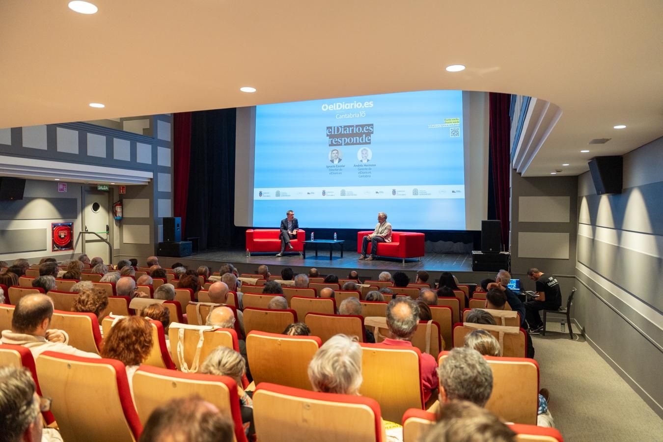 Vista general de la Filmoteca de Cantabria durante la intervención de Ignacio Escolar y Andrés Hermosa.