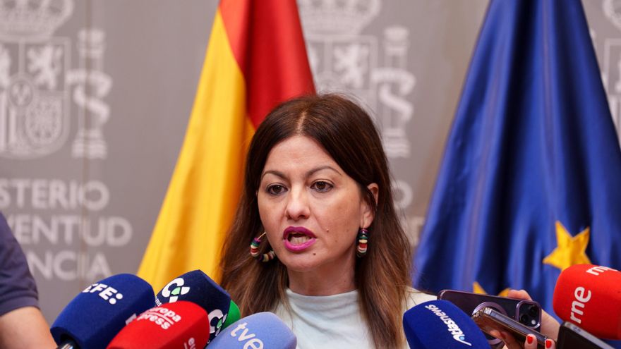 La ministra de Juventud e Infancia, Sira Rego, atiende a los medios de comunicación.