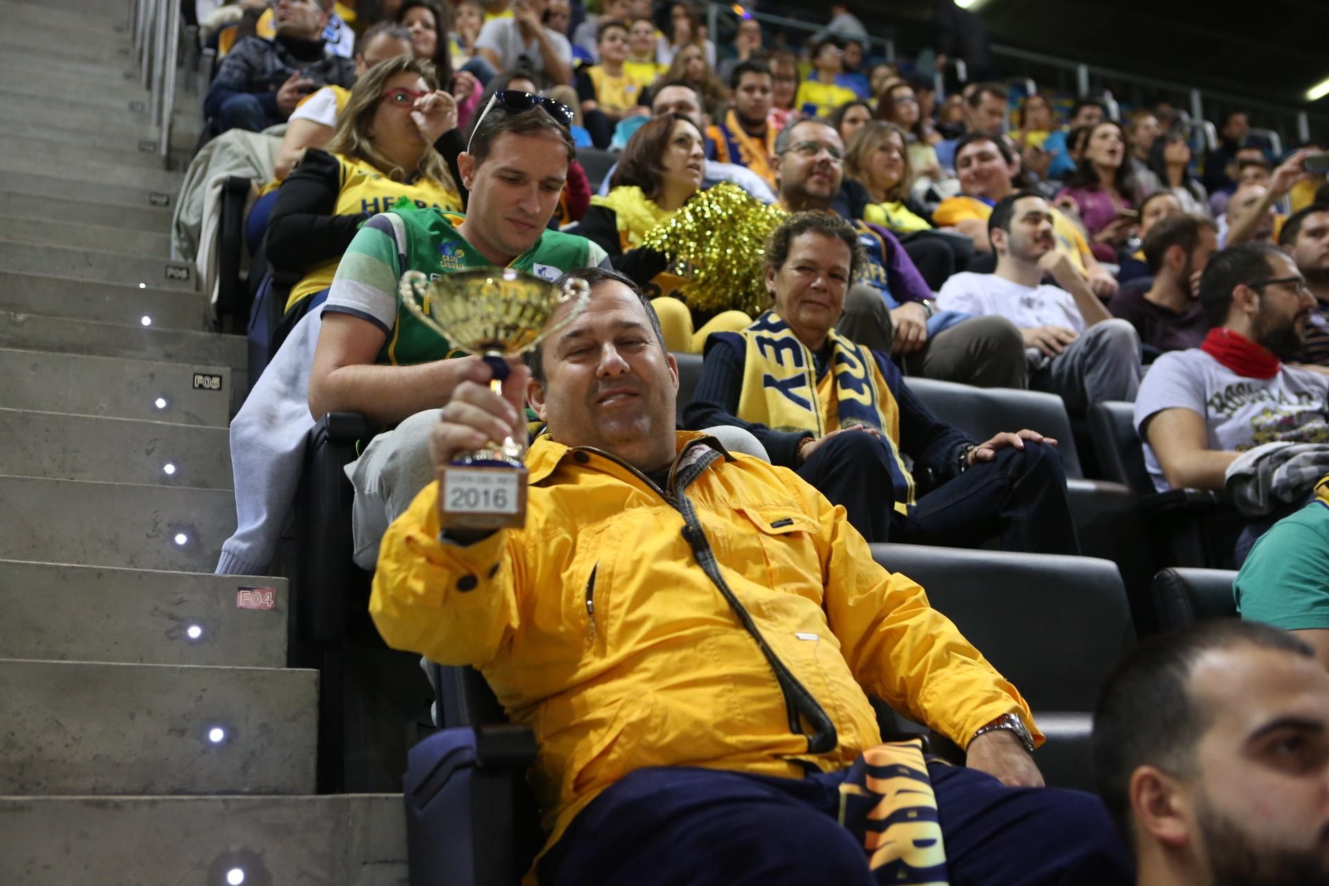 Los aficionados amarillos siguen la Final de la Copa desde el Gran Canaria Arena
