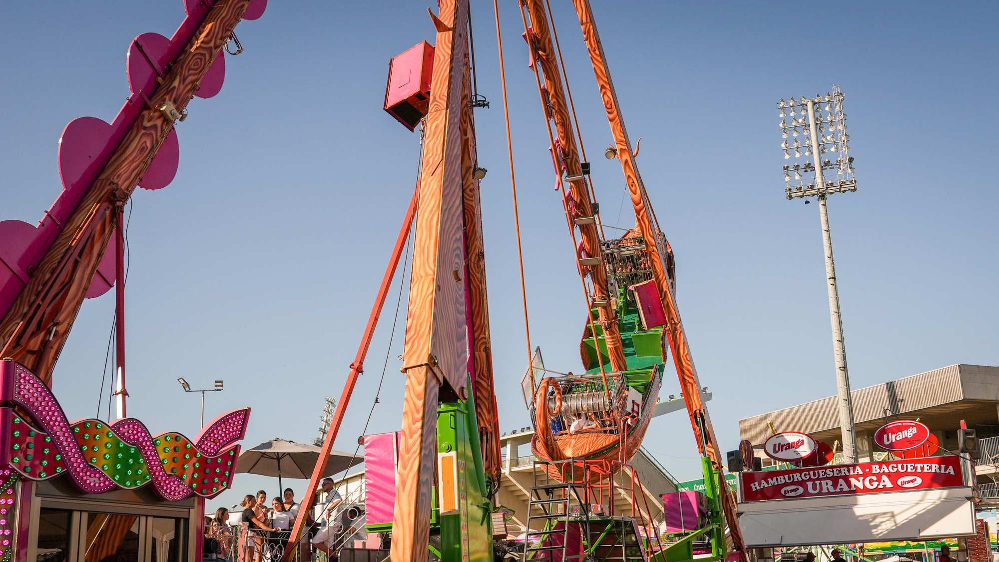 Los 'cacharritos' de la calle del Infierno de la Feria de Córdoba
