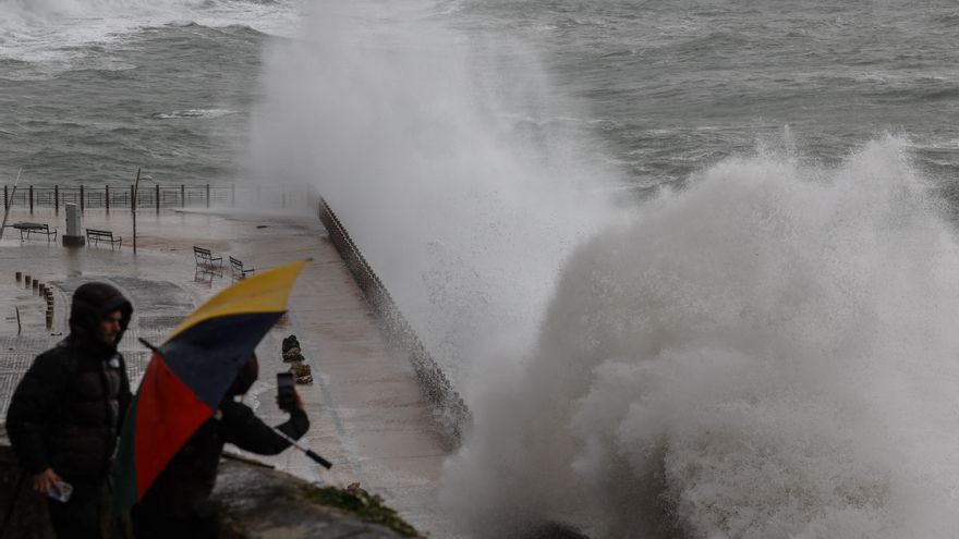 La borrasca Benjamín barre hoy la península y pone en aviso rojo al litoral cantábrico por olas de 8 metros