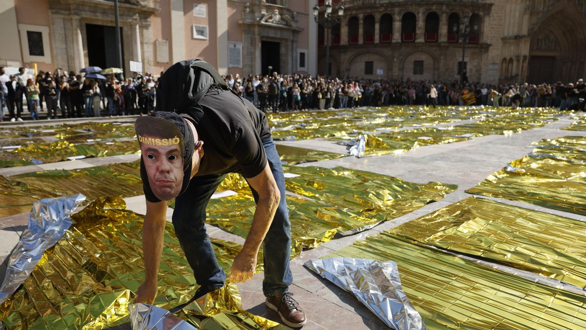 Doscientas veintinueve mantas térmicas han tapizado este miércoles el suelo de la zona central de la Plaza de la Virgen de València, frente al Palau de la Generalitat, en recuerdo de las 229 víctimas mortales de la dana.