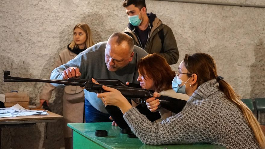 Dos mujeres aprendiendo a usar armas en Ucrania.