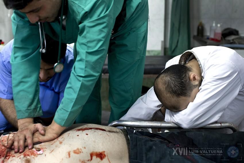 Omar, de 31 años, un soldado del Ejército Libre de Siria llegó al hospital a las 13:49 con una herida de bala en el pecho. Nueve minutos más tarde fue declarado muerto./ / Niclas Hammarström