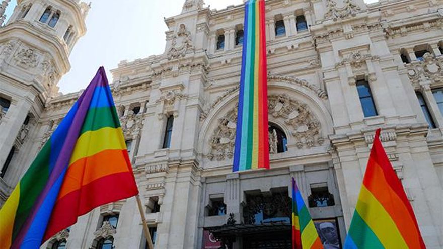 Acto de despliegue de la bandera multicolor | Fotografía: Ayuntamiento de Madrid