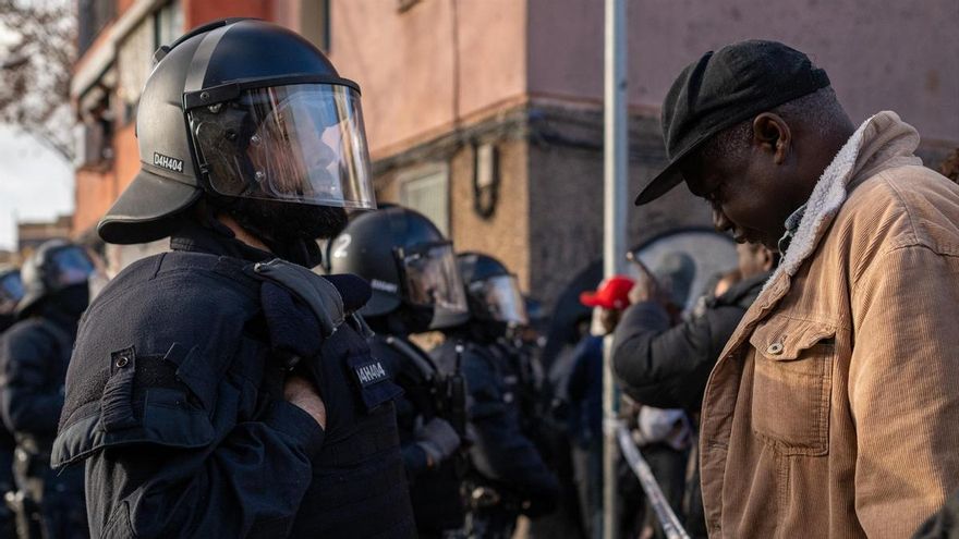Centenares de migrantes, en la calle en Badalona tras el mayor desalojo de España: "A todo el mundo se la sudamos"