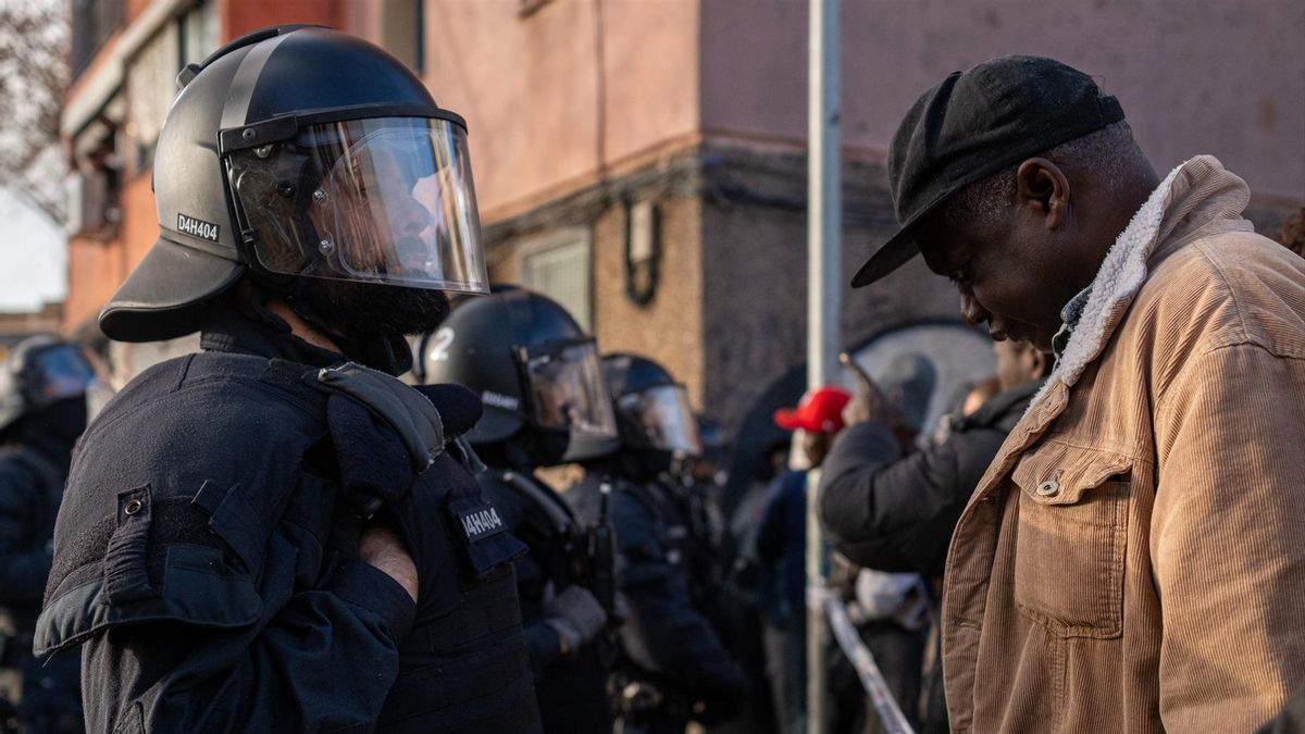 Centenares de migrantes, en la calle en Badalona tras el mayor desalojo de España: "A todo el mundo se la sudamos"