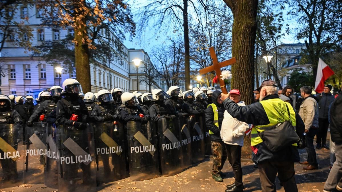La crisis institucional en Polonia por la suspensión del presidente del Constitucional abre una fractura política y desata protestas