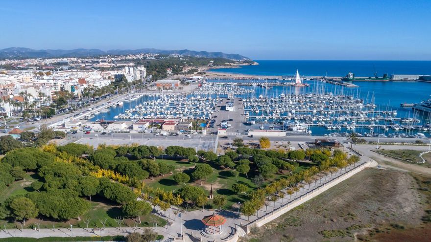 El pueblo catalán entre el mar y la montaña con un sorprendente castillo y una iglesia medieval