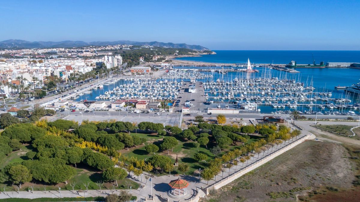 El pueblo catalán entre el mar y la montaña con un sorprendente castillo y una iglesia medieval