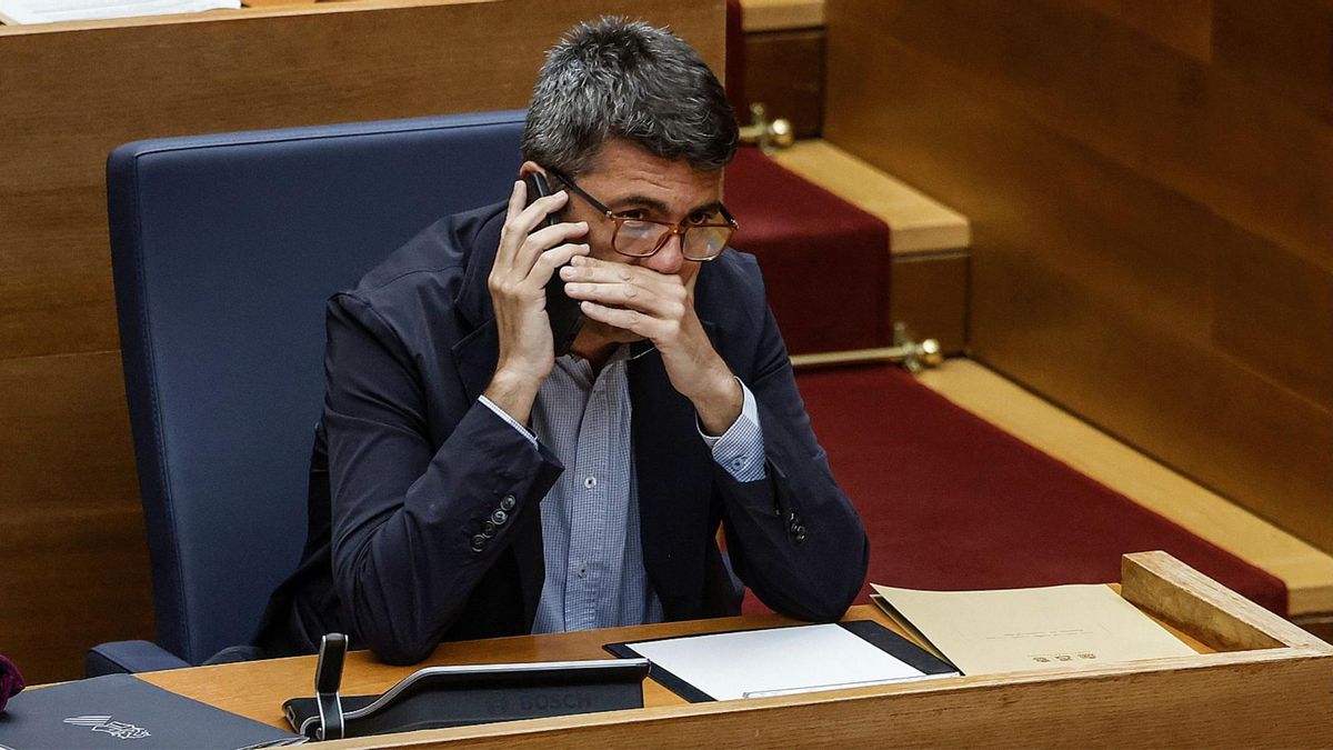 Carlos Mazón habla por teléfono, en una imagen de archivo.