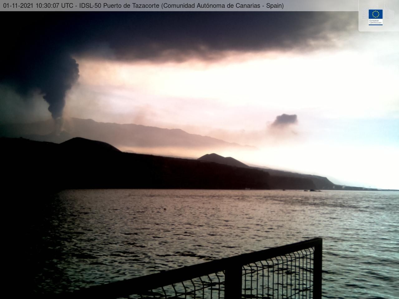 Nube de ceniza del volcan  captada en la mañana de este lunes de la webcam  situada en el Puerto de Tazacorte.
